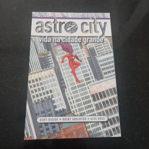 Astro City - Volume 1 - Vida na Cidade Grande - Panini (2015)