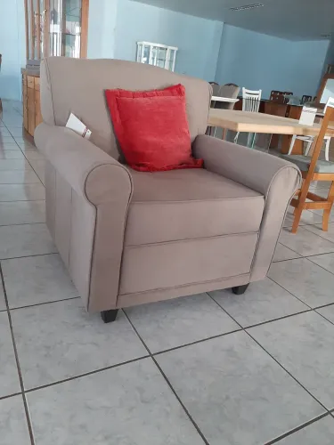 Poltrona Confortável com Almofada Vermelha