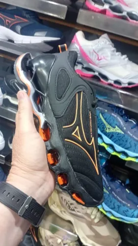 Mizuno Wave Prophecy - Preto com detalhes laranja