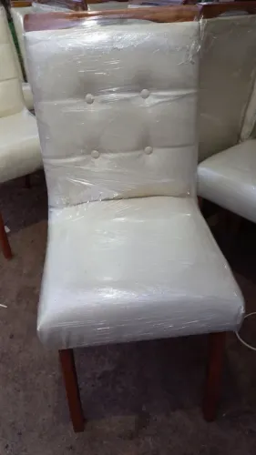 Cadeiras estofadas no COURVIN 