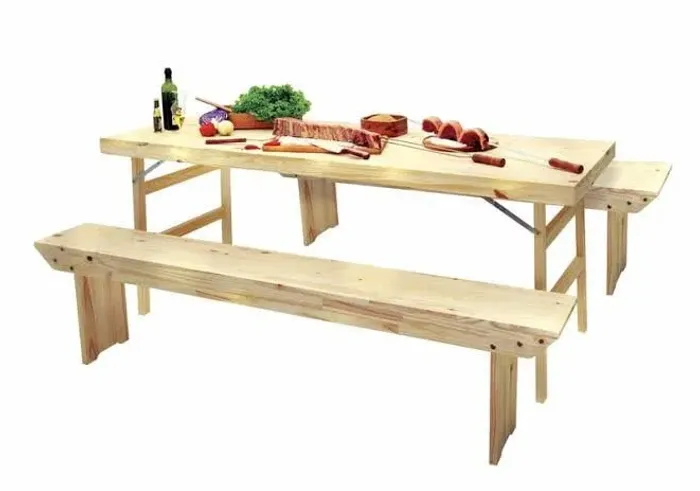 Mesa de madeira rústica com bancos