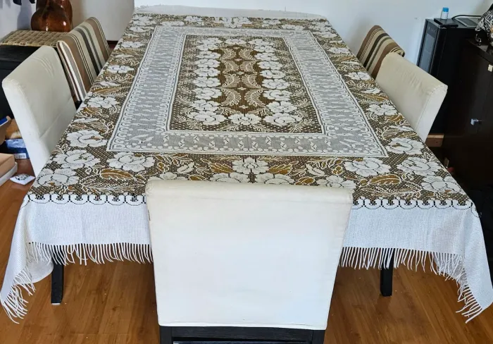 Toalha de mesa elegante e toda trabalhada marrom e branca