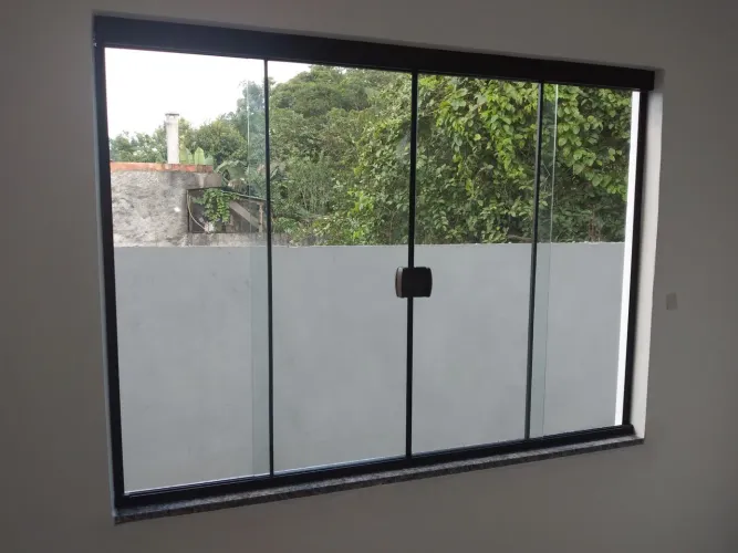 Janelas de vidro temperado com estrutura em alumínio