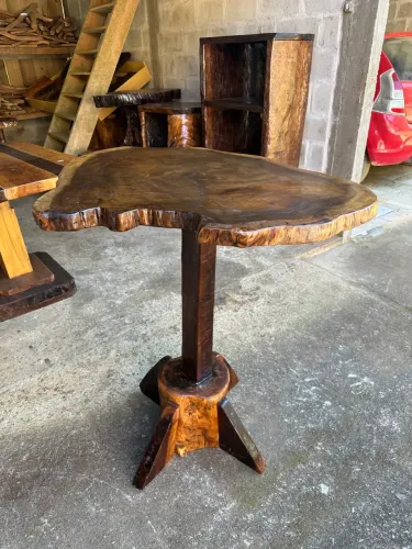 Mesa de madeira rústica com design único