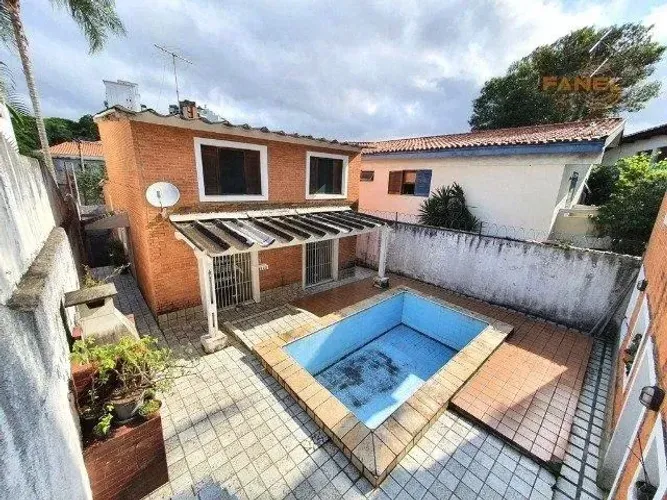Casa com piscina - Jardim Leonor.