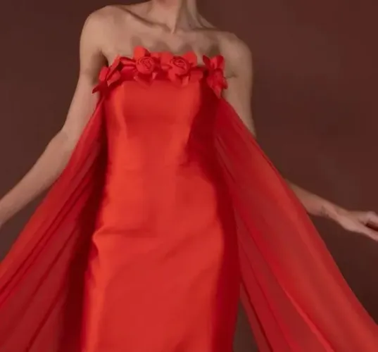 Vestido Vermelho de Gala com Detalhes Florais