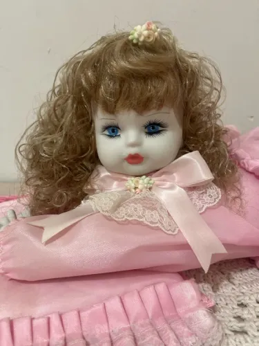 Boneca de porcelana deitada 45cm.