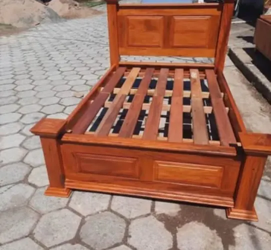 Cama de Madeira Maciça