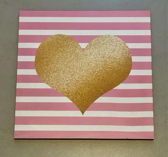 Placa em MDF coração no fundo listrado 20x20cm