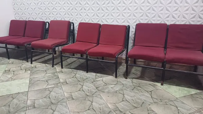 Poltronas acopladas e uma individual. Todas por esse valor.