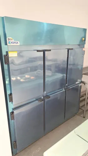 A. Geladeira Industrial Kofisa mini câmara 6 portas inox