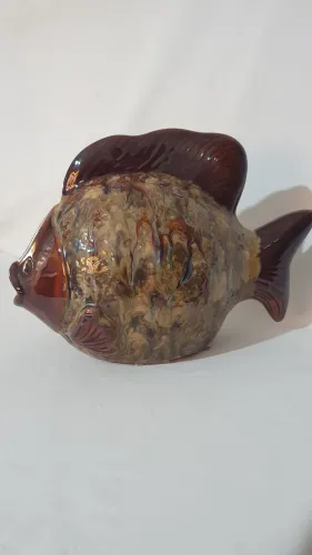 Linda escultura em formato de peixe em cerâmica vidrada dito Flambe