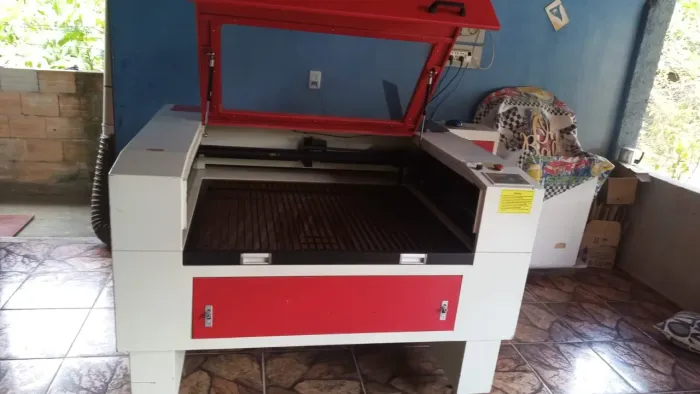 Vendo Máquina com corte a Laser +Fundo de Loja