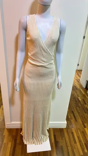 Vestido festa nude com fios dourados 
