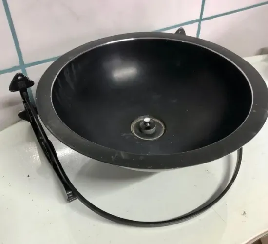 Vende-se cuba de pia suspensa preto fosco com torneira e saboneteira - produto em metal