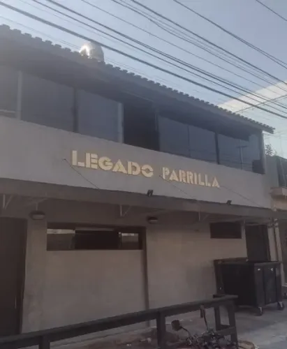 FACHADA EM PVC EXPANDIDO DOURADA