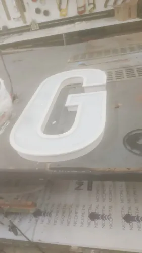 Placas para Ccomércio - Fachadas em  Lona e Acm - Letras-caixas em Led - Acrílico - Totens