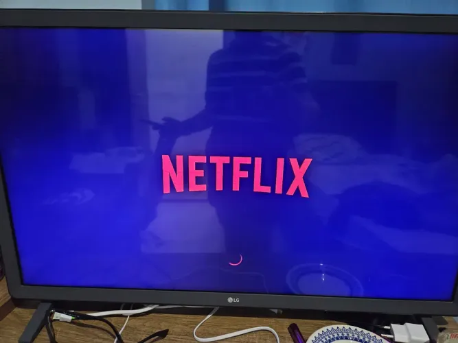 Tv LG 32" funcionando, mas com tela azulada.