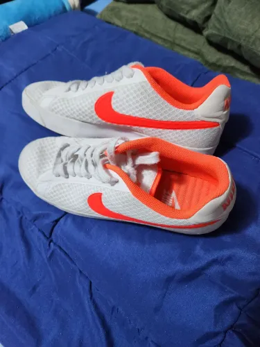 Tênis Nike Branco com Detalhes Laranja