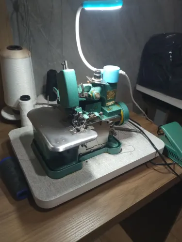 Máquina de Costura Overlock Industrial
