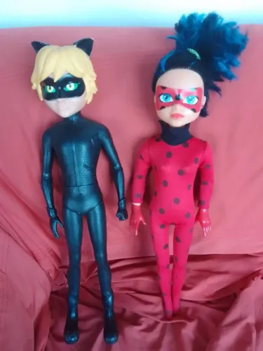 Bonecões Miraculous Ladybug e Cat Noir