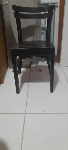 Cadeira em madeira preta