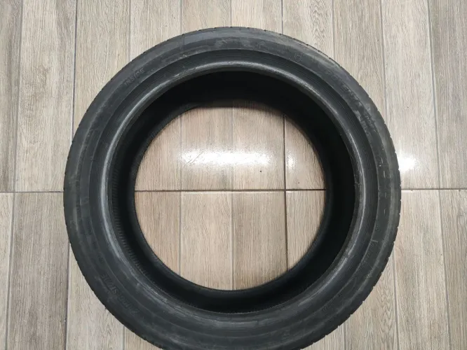Pneu Bridgestone 225/40/20