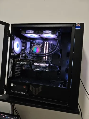 Top PC Gamer Ryzen 8700G 32GB RTX 5060 TI