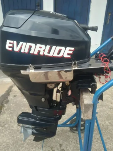 Vende-se motor Evinrude, 15Hp, 4 tempos, ano 2015. R$ 8.000,00, estudo proposta.