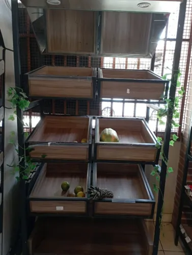 Vende-se Expositor Hortifruti em Madeira
