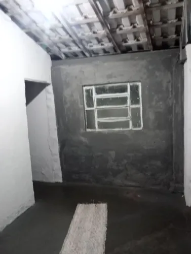 Alugo 2 cômodos com banheiro.