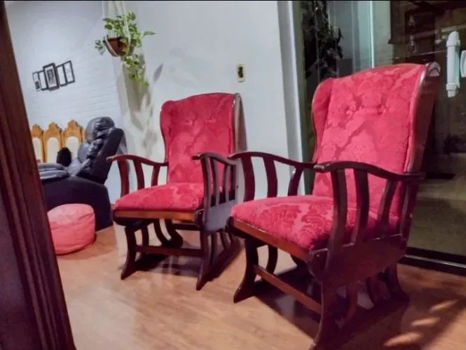 Par de cadeiras de balanço, estilo rococó Vitoriano com estofamento em veludo vermelho