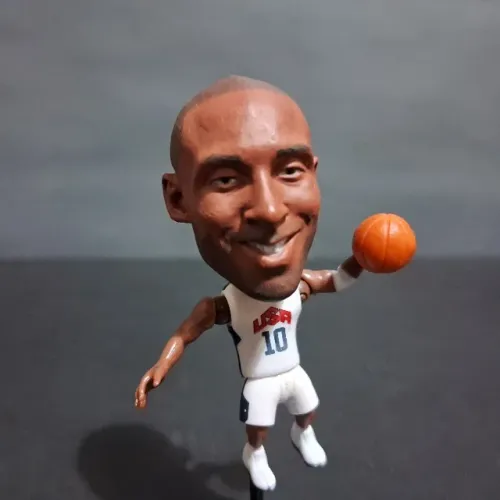 Mini Action Figure Articulável Kobe Bryant Seleção USA Basquete 8,5cm Com Base