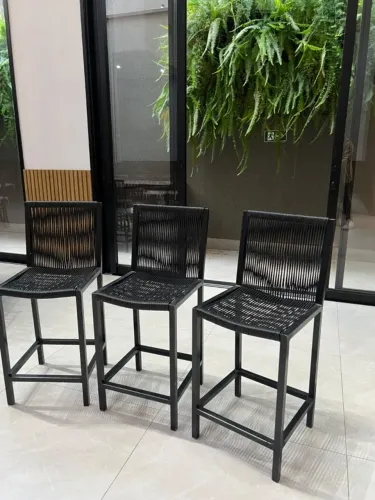 Banqueta de alumínio com acabamento de corda sintética. Custo de cada banqueta R$ 280,00.