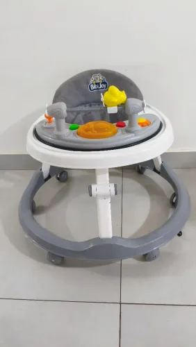 Andador infantil com todos os acessórios