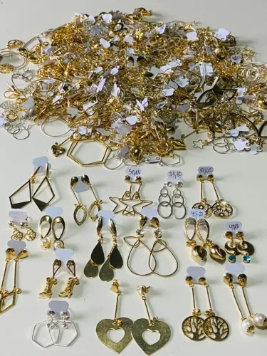 LOTE COM 506 PEÇAS DE BRINCOS FOLHEADOS A OURO PRATA