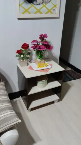 Criado mudo para quarto ou cantinho do cafe