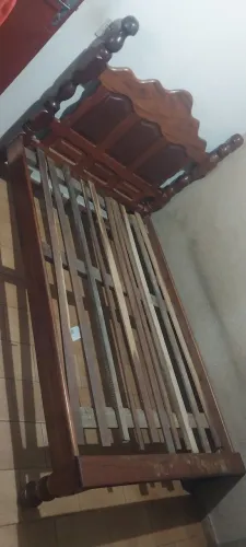 Cama de casal! Madeira legítima.