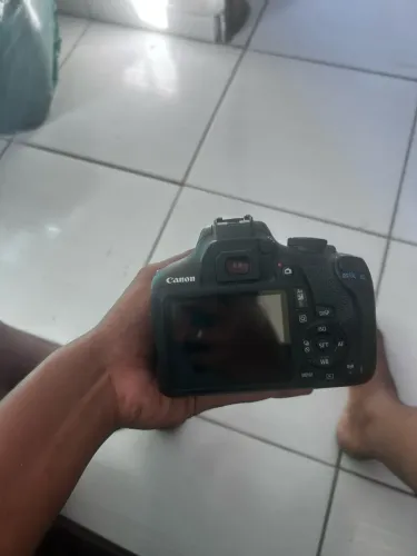 câmera canon T7, semi nova, com lente com kit e com cartão de memória 