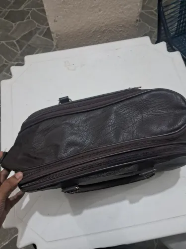 Bolsa de couro legítimo em ótimo estado.