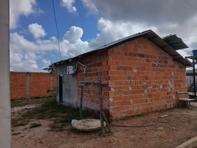 Vendo essa casa terreno mede 10×15