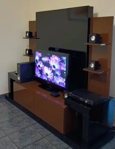 SALA COMPLETA: TV 32" FULL HD + RACK COM PAINEL + HOME THEATER + SKY + BRINDES