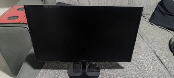 Monitor Samsung 24" Widescreem com cabo HDMI e fonte.