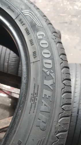 Dois pneus 235/50/19 Goodyear boa qualidade
