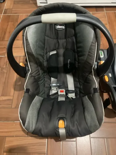 Bebê conforto com suporte para carro