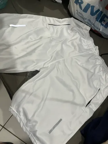 Short gg novo branco com bolsos com ziper.