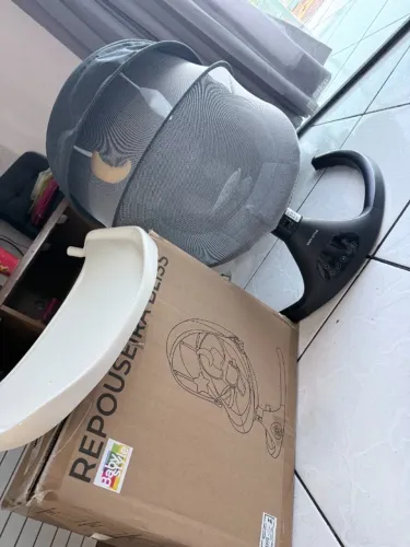 vendo cadeira de balanco automatica c/ controle e mesinha semi nova