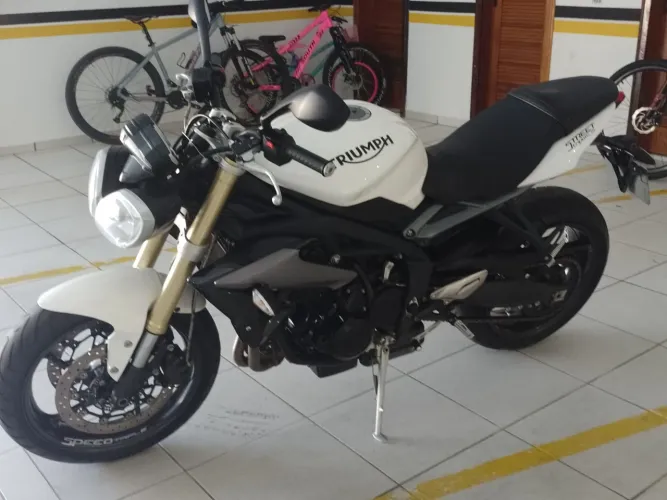 Linda Street triple 675 2015/2015