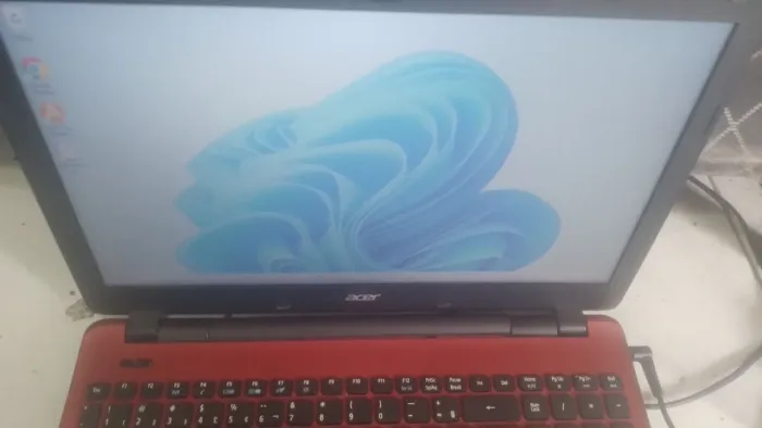 Notebook acer tela 15.6 i3,hd 1tera bit,8 gigas de memória Windows 11,bateria viciada,