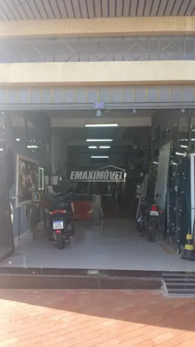 Sobrado com salão comercial na Av. Nogueira Padilha!